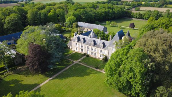 A VENDRE A ARRADON Château 12 pièces 350 m² 10 hectares de parc