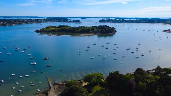 A VENDRE A ARRADON Château 12 pièces 350 m² 10 hectares de parc