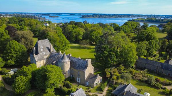 A VENDRE A ARRADON Château 12 pièces 350 m² 10 hectares de parc