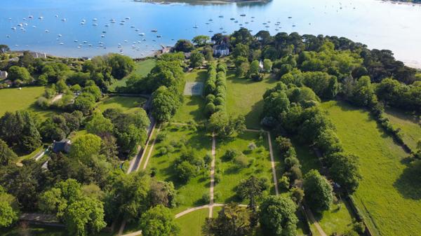 A VENDRE A ARRADON Château 12 pièces 350 m² 10 hectares de parc
