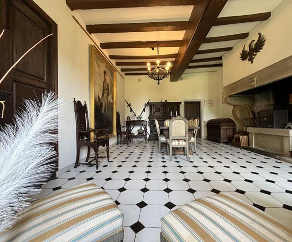 A VENDRE A ARRADON Château 12 pièces 350 m² 10 hectares de parc