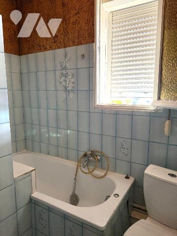 À vendre à Saint-André-les-Vergers, 

Découvrez cette maison mitoyenne offrant une surface ha...