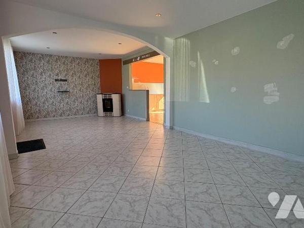 CUCQ, dans une quartier résidentiel non loin des commodités, venez découvrir cette maison compr...