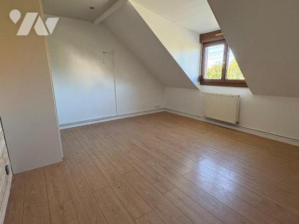 CUCQ, dans une quartier résidentiel non loin des commodités, venez découvrir cette maison compr...