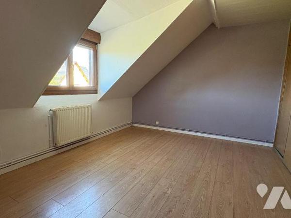 CUCQ, dans une quartier résidentiel non loin des commodités, venez découvrir cette maison compr...