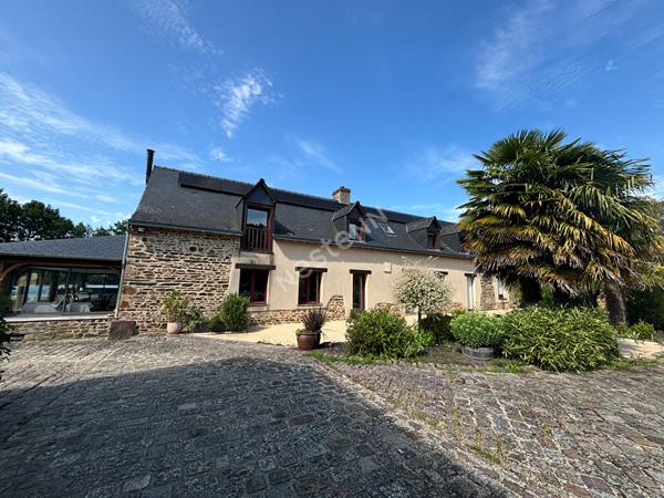 Maison PIRÉ-CHANCÉ 9 pièces 250 m²  sur 2 hectares au pied du bourg