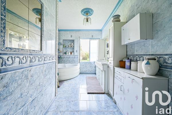 Château 13 pièces de 550 m² à Val-de-Reuil (27100)