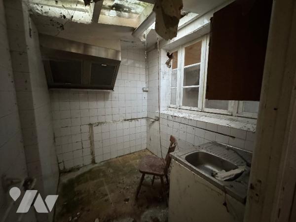 Maison avec commerce au rez-de-chaussée (157m²) à rénover