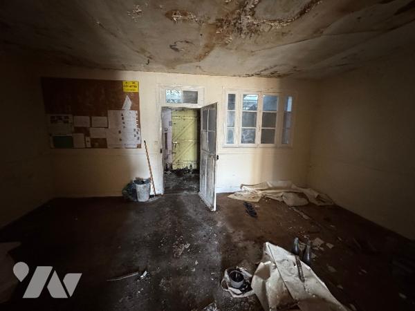 Maison avec commerce au rez-de-chaussée (157m²) à rénover