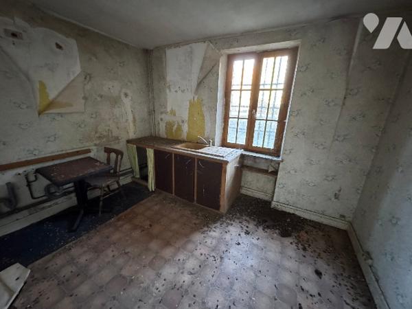 Maison avec commerce au rez-de-chaussée (157m²) à rénover