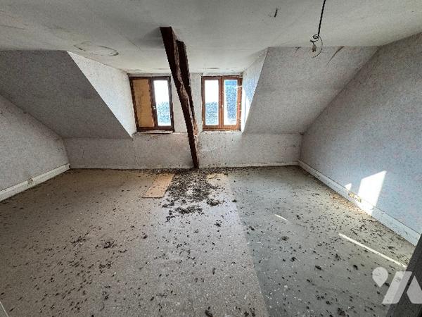 Maison avec commerce au rez-de-chaussée (157m²) à rénover