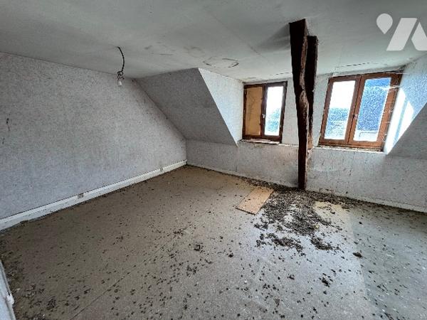 Maison avec commerce au rez-de-chaussée (157m²) à rénover