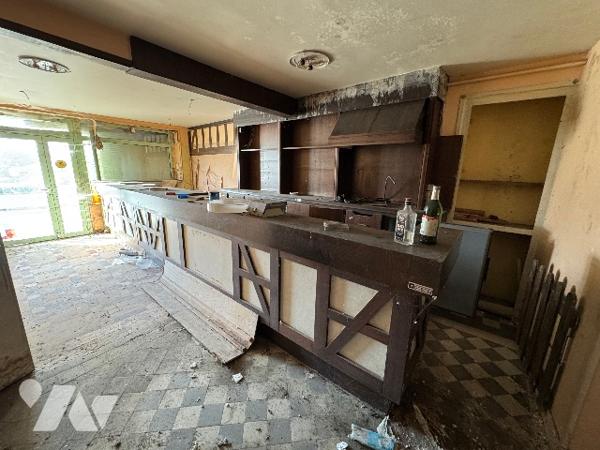Maison avec commerce au rez-de-chaussée (157m²) à rénover