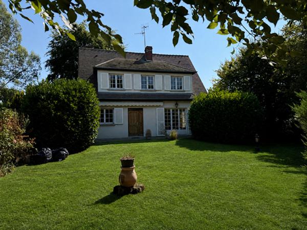 Propriété indépendante de 6 pièces principales avec dépendance, située à COMPIEGNE