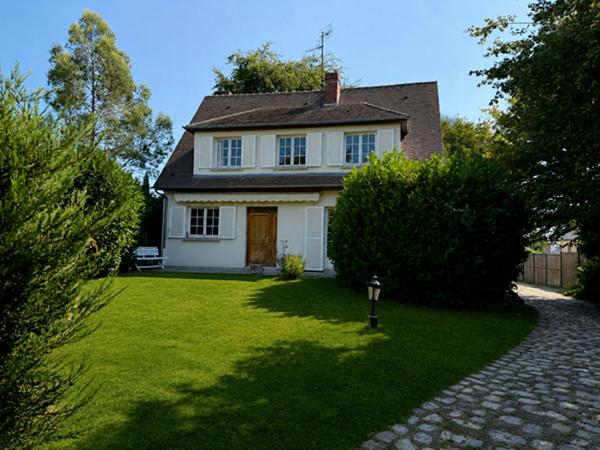 Propriété indépendante de 6 pièces principales avec dépendance, située à COMPIEGNE
