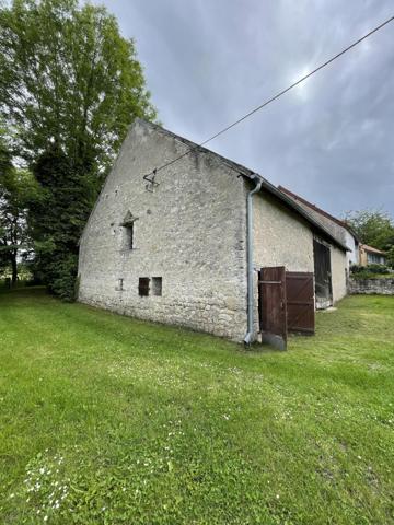 Joli potentiel pour cette ancienne propriété avec dépendances