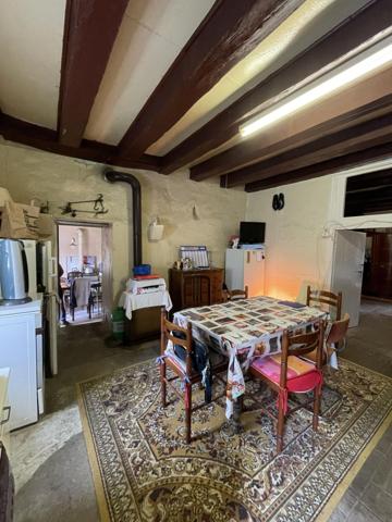 Joli potentiel pour cette ancienne propriété avec dépendances