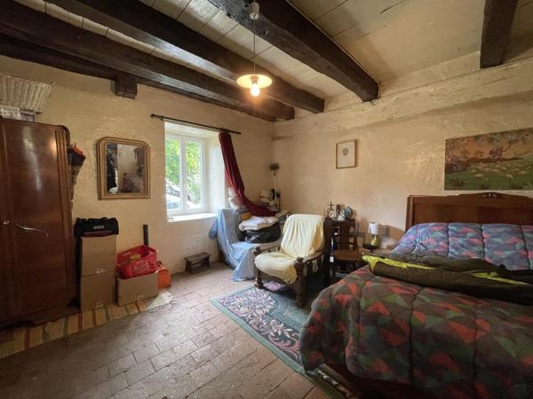 Joli potentiel pour cette ancienne propriété avec dépendances