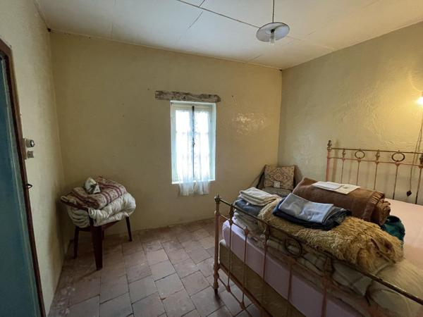 Joli potentiel pour cette ancienne propriété avec dépendances