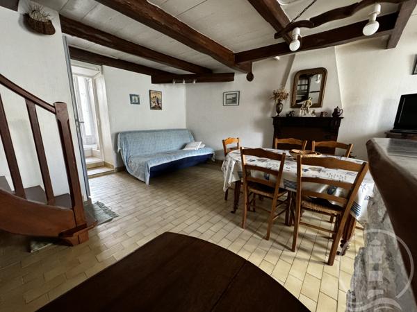 Jolie maison de village avec une cour