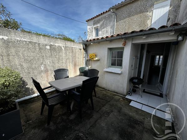 Jolie maison de village avec une cour