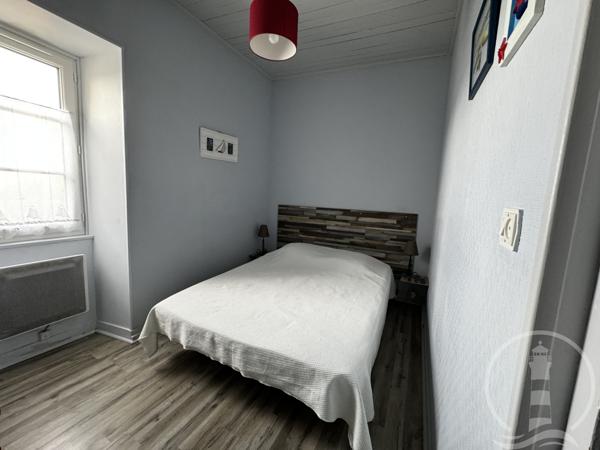 Jolie maison de village avec une cour