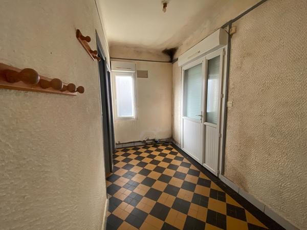 À VENDRE MAISON COMPOSÉE DE 2 APPARTEMENTS À MERDRIGNAC PROCHE DES COMMODITÉS