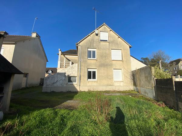 À VENDRE MAISON COMPOSÉE DE 2 APPARTEMENTS À MERDRIGNAC PROCHE DES COMMODITÉS
