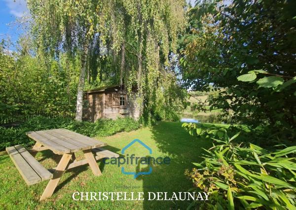 A proximité immédiate du centre, le long de la Mayenne.