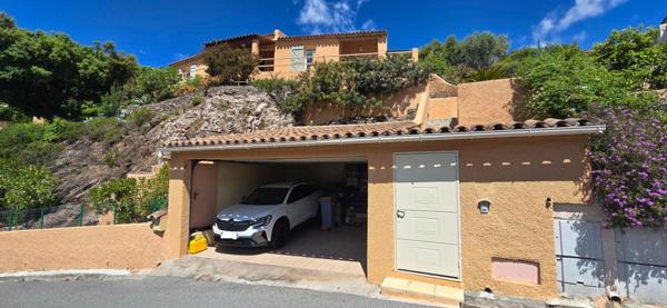 Villa de  plain pied avec vue panoramique sur l'Esterel et garage 2 voitures