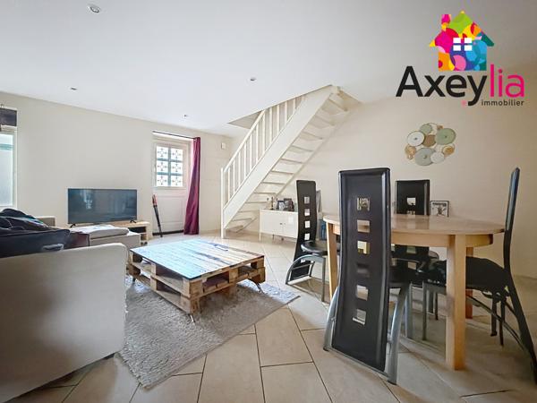 Roanne (42300) A VENDRE - ROANNE CENTRE - MAISON DE VILLE AVEC DEUX CHAMBRES ET COUR AVEC TERRASSE