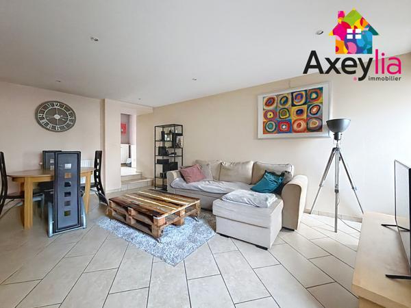 Roanne (42300) A VENDRE - ROANNE CENTRE - MAISON DE VILLE AVEC DEUX CHAMBRES ET COUR AVEC TERRASSE