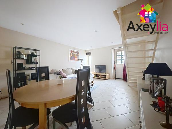 Roanne (42300) A VENDRE - ROANNE CENTRE - MAISON DE VILLE AVEC DEUX CHAMBRES ET COUR AVEC TERRASSE