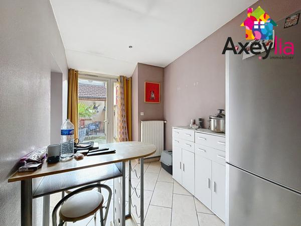 Roanne (42300) A VENDRE - ROANNE CENTRE - MAISON DE VILLE AVEC DEUX CHAMBRES ET COUR AVEC TERRASSE