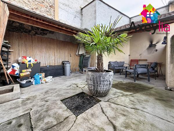 Roanne (42300) A VENDRE - ROANNE CENTRE - MAISON DE VILLE AVEC DEUX CHAMBRES ET COUR AVEC TERRASSE