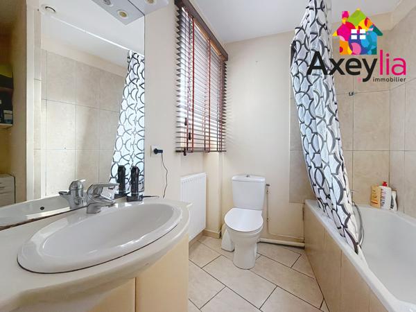 Roanne (42300) A VENDRE - ROANNE CENTRE - MAISON DE VILLE AVEC DEUX CHAMBRES ET COUR AVEC TERRASSE