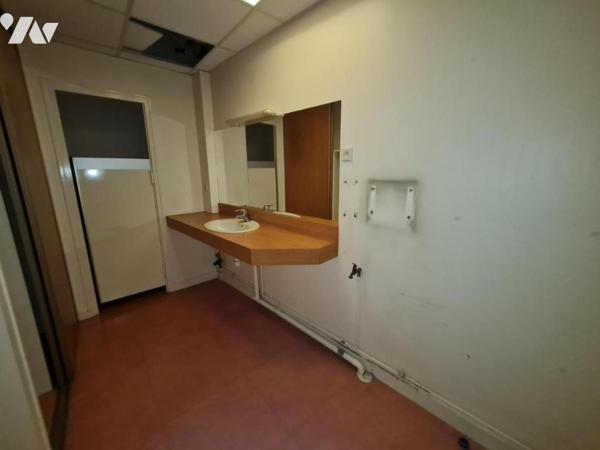 LOCAUX PROFESSIONNELS - A VENDRE - VENDOME (41)