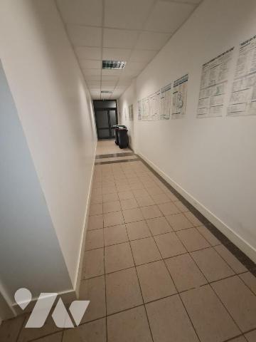 LOCAUX PROFESSIONNELS - A VENDRE - VENDOME (41)