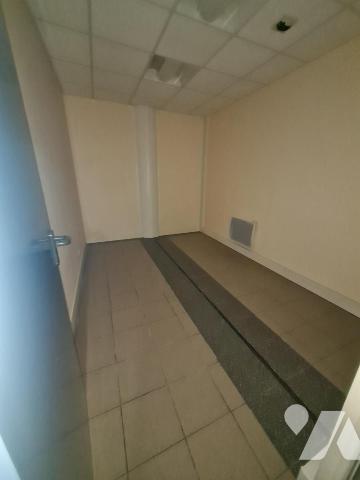 LOCAUX PROFESSIONNELS - A VENDRE - VENDOME (41)