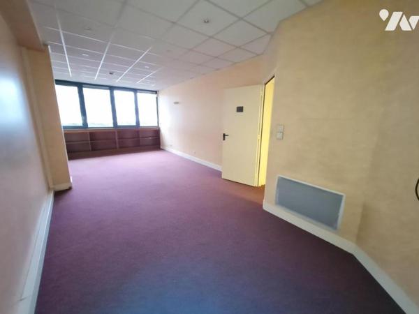 LOCAUX PROFESSIONNELS - A VENDRE - VENDOME (41)