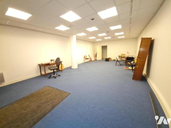 LOCAUX PROFESSIONNELS - A VENDRE - VENDOME (41)