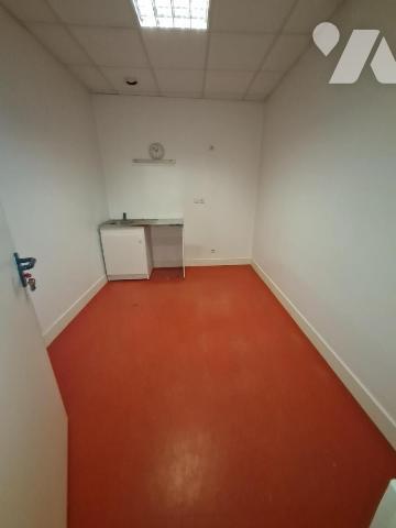 LOCAUX PROFESSIONNELS - A VENDRE - VENDOME (41)