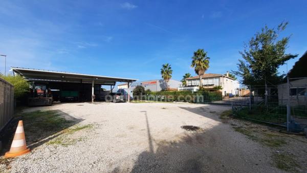 CHATEAUNEUF LES MARTIGUES : Maison 267m² + piscine + locaux d'activités professionnelles 280m²