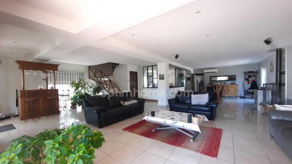 CHATEAUNEUF LES MARTIGUES : Maison 267m² + piscine + locaux d'activités professionnelles 280m²