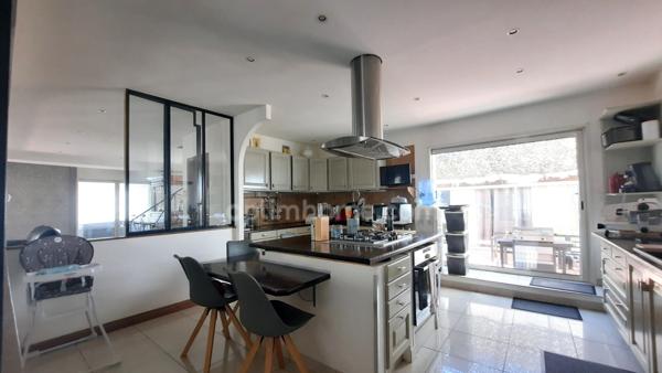 CHATEAUNEUF LES MARTIGUES : Maison 267m² + piscine + locaux d'activités professionnelles 280m²