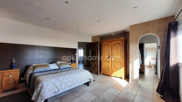 CHATEAUNEUF LES MARTIGUES : Maison 267m² + piscine + locaux d'activités professionnelles 280m²