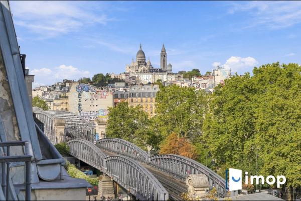Dernier étage lumineux avec vue Sacré-Cœur – 3 pièces en parfait état