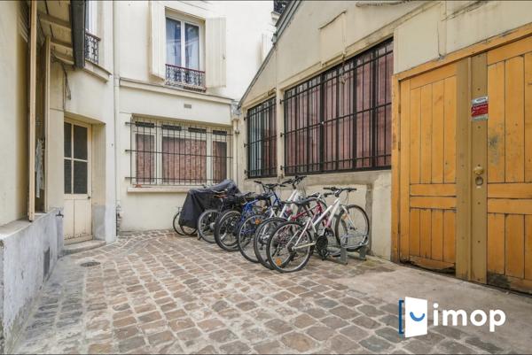 Dernier étage lumineux avec vue Sacré-Cœur – 3 pièces en parfait état