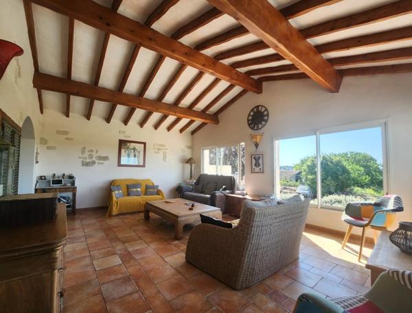 Propriété comprenant une maison principale d'habitation et 3 gites indépendants