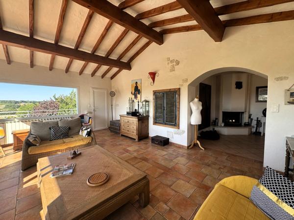 Propriété comprenant une maison principale d'habitation et 3 gites indépendants